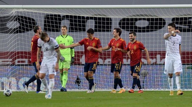 Pemain Timnas Spanyol merayakan gol keenam mereka ke gawang Timnas Jerman di matchday keenam Divisi A Grup 4 (4A) UEFA Nations League, di Estadio de La Cartuja, Sevilla, Rabu (18/11/2020) dini hari WIB. [CRISTINA QUICLER / AFP]