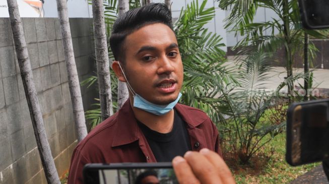 Pedangdut Gunawan LIDA (Liga Dangdut) saat ditemui awak media di Kawasan Tendean, Jakarta Selatan, Rabu (18/11). [Suara.com/Alfian Winanto]