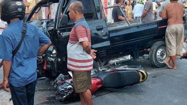 Sepeda motor dan mobil terlibat kecelakaan di Jalan Srandakan, simpang tiga Dusun Gunturan, Desa Triharjo, Kecamatan Pandak, Kabupaten Bantul, Selasa (17/11/2020). - (SuaraJogja.id/HO-Polres Bantul)