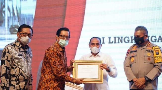 Pemberian penghargaan dari Menteri ATR/Kepala BPN, Sofyan Djalil kepada para pemangku kepentingan di Sumut. (Dok : ATR/BPN) 