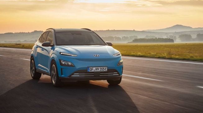 Hyundai Kona Electric 2021 dari versi Hyundai Kona Electric tahun lalu yang mendapatkan penyegaran atau facelift [Motor1].