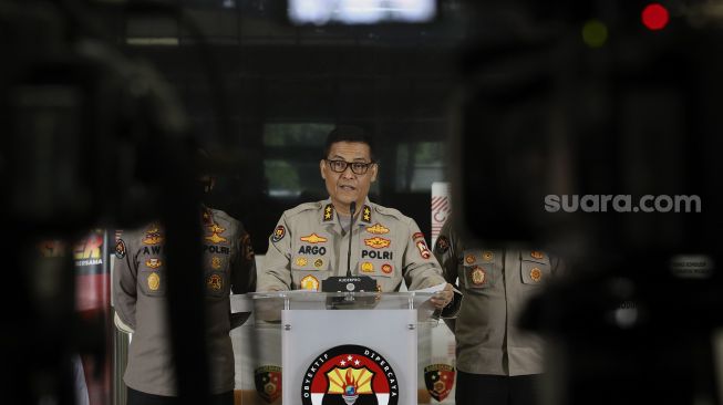 Kepala Divisi Humas Mabes Polri Irjen Argo Yuwono memberikan keterangan kepada awak media di Gedung Bareskrim, Jakarta, Rabu (18/11/2020). [Suara.com/Angga Budhiyanto]