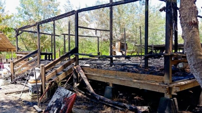 Sisa bangunan restoran Dream Island Sanur Bali yang terbakar, Selasa (17/11/2020) malam. (Suara.com/Silfa)