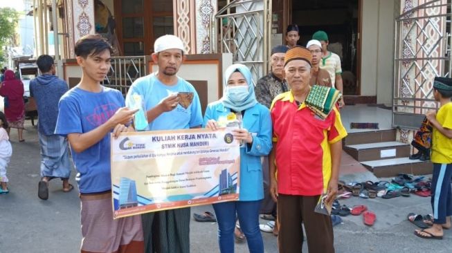 Mahasiswa STMIK Nusa Mandiri Bagikan Masker Untuk Jemaah Masjid