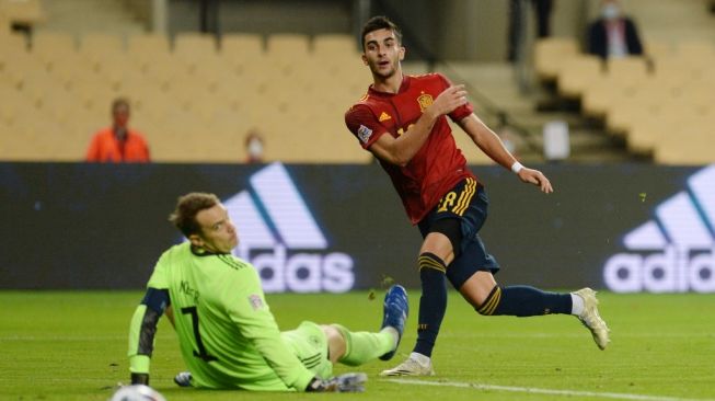 Gelandang Timnas Spanyol Ferran Torres menaklukan kiper Timnas Jerman Manuel Neuer di matchday keenam Divisi A Grup 4 (4A) UEFA Nations League, di Estadio de La Cartuja, Sevilla, Rabu (18/11/2020) dini hari WIB. [CRISTINA QUICLER / AFP]