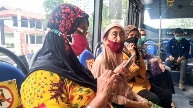 Masyarakat antusias mencoba Bus Transmetro Deli yang masih beroperasi secara gratis [Suara.com/Muhlis]