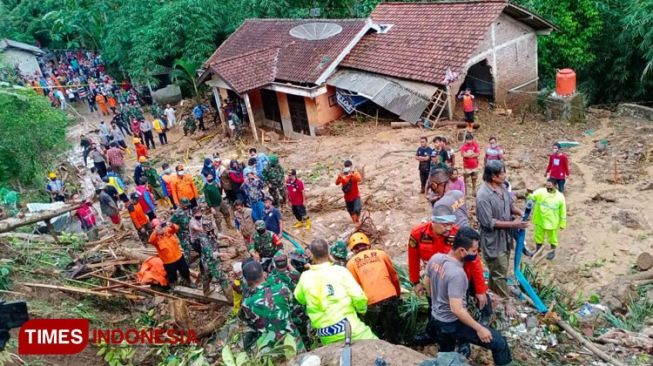 Tim SAR Gabungan Cilacap Cari Korban Longsor di Sumpiuh