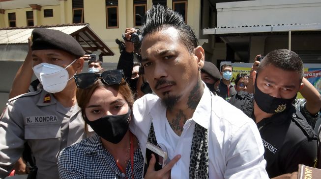 Bebas Dari Penjara Jerinx Sid Pamer Foto Mesra Bareng Istri