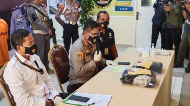 Kapolres Metro Jakarta Utara Kombes Sudjarwoko memberikan keterangan terkait kasus rudapaksa di Mapolres Jakarta Utara, Kamis (19/11/2020). [Ist]