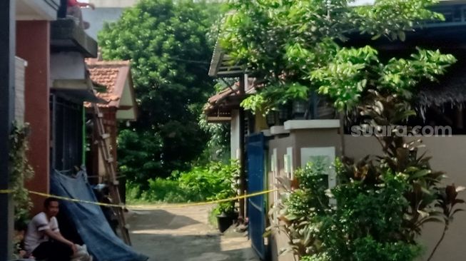 Penemuan mayat terkubur dalam posisi duduk di rumah kontrakan di kawasan Depok. Jawa Barat. (Suara.com/Arga)