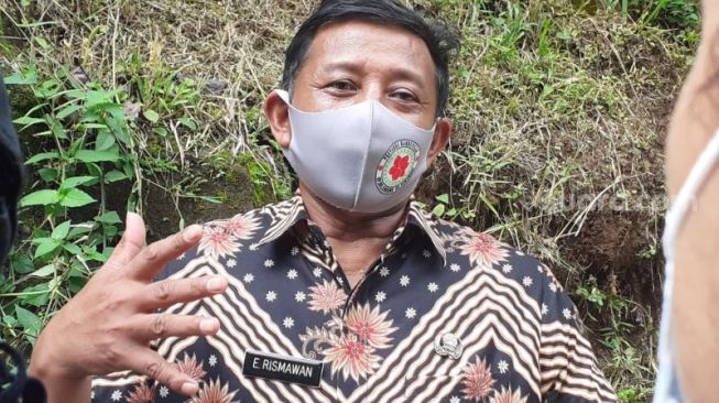 Camat Megamendung Endi Rismawan ditemui SuaraJakarta.id di lokasi rapid dan swab test massal di lapangan Kampung Lembah Nendeut, Kamis (19/11/2020). [Suara.com/Andi Ahmad Sulaendi]