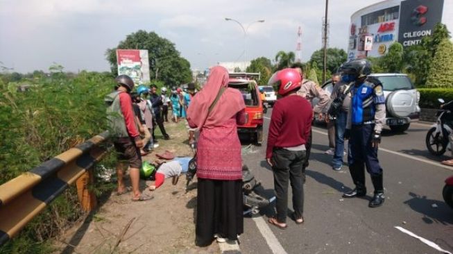 Cewek Main HP di Motor Tabrak Angkot Sampai Terkapar dan Luka Berat