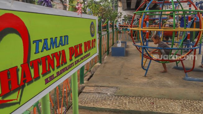 Anak - anak bermain di Taman Bermain yang ada di Kolong Jalan Layang Rawajati, Jakarta Selatan, Kamis (19/11). [Suara.com/Alfian Winanto]