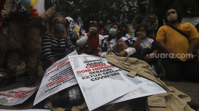 Sejumlah Relawan Satuan Tugas Penanganan COVID-19 melakukan aksi protes atas tidak tegasnya pemerintah mencegah kerumunan sejak kepulangan pemimpin Front Pembela Islam (FPI) Rizieq Shihab di depan Hotel The Media, Jakarta, Kamis (19/11/2020). [Suara.com/Angga Budhiyanto]