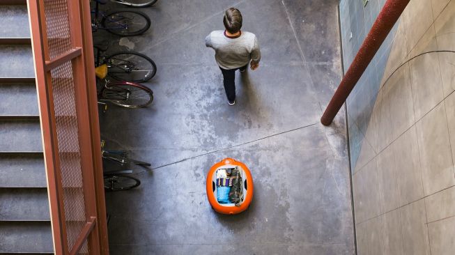 Gita adalah robot pengangkut bermuatan 20 kg, dirancang mengikuti penggunanya, di dalam dan di luar ruangan, dengan kecepatan maksimal 10 km per jam, dan masa pakai baterai empat jam [Piaggio Fast Forward].