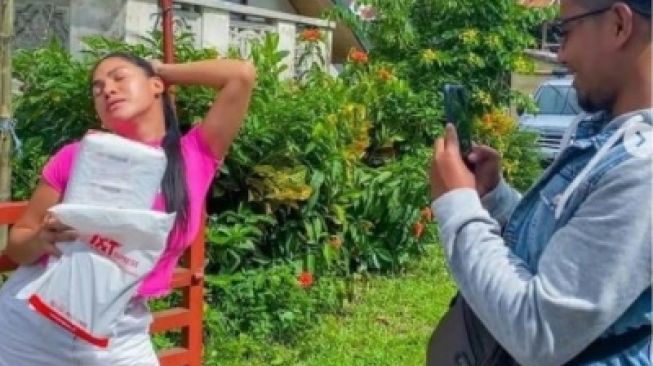 Tren Baru yang Viral, Pose Bak Model Saat Terima Paket dari Kurir