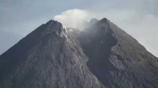 Gunung Merapi Keluarkan Guguran Material, Lava Pijar?