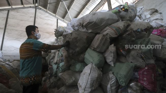 Petugas memeriksa limbah B3 (bahan beracun dan berbahaya) di gudang penyimpanan limbah e-waste dan limbah B3 Dinas Lingkungan Hidup DKI Jakarta, Kramat Jati, Jakarta, Kamis (19/11/2020). [Suara.com/Angga Budhiyanto]