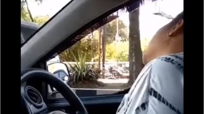 Emak-emak tegur pemotor lewat mobil sambil berteriak (Facebook)