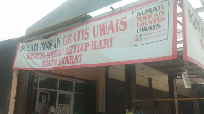 Demi Makan Gratis, Puluhan Orang Rela Antre di Rumah Makan Ini