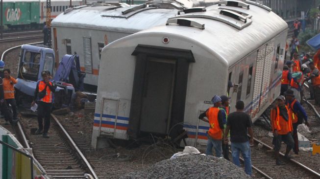 Sejumlah teknisi berusaha mengevakuasi rangkaian gerbong kereta api tak berlokomotif yang anjlok setelah sebelumnya meluncur tanpa kendali sejauh dua kilometer dan menabrak eskavator di Stasiun Kotalama, Malang, Jawa Timur, Rabu (18/11/2020).  [ANTARA FOTO/Ari Bowo Sucipto]