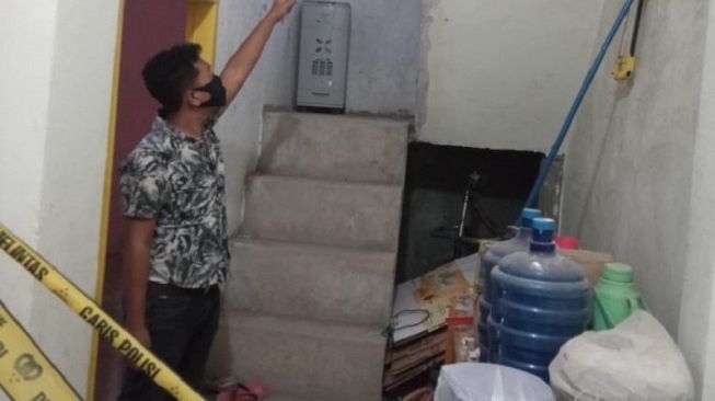 Dosen Muslim Tewas Menggelantung di Tangga Rumah, Istri Syok Jerit-jeritan