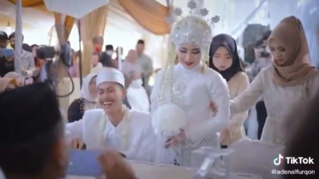 Viral Cowok Humoris Nikah, Bikin Teman-temannya Baper, Iri dan Dengki