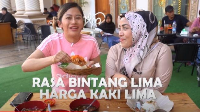 Muzdalifah dan Farida Nurhan mereview makanan di Teras Muzda. - (YouTube/FaridaNurhan)