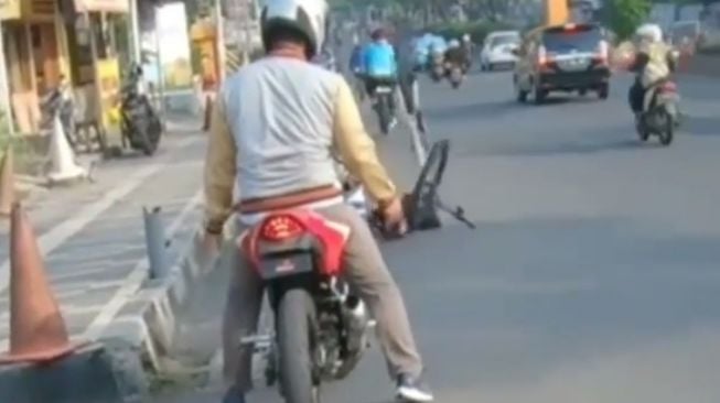 Pesepeda nnyungsep setelah senggol pemotor di jalan(Instagram)