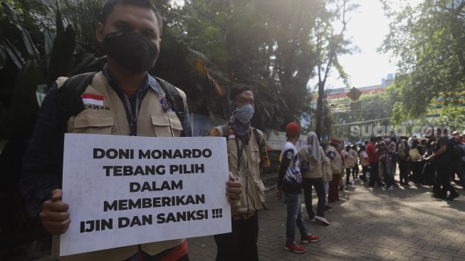 Sejumlah Relawan Satuan Tugas Penanganan COVID-19 melakukan aksi protes atas tidak tegasnya pemerintah mencegah kerumunan sejak kepulangan pemimpin Front Pembela Islam (FPI) Rizieq Shihab di depan Hotel The Media, Jakarta, Kamis (19/11/2020). [Suara.com/Angga Budhiyanto]