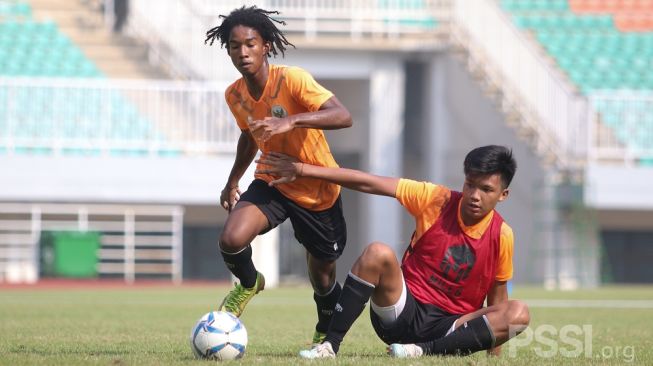 Ronaldo Joybera Kwateh mencoba melewati lawan ketika sedang berlatih bersama Timnas Indonesia U-16 (dok. PSSI).