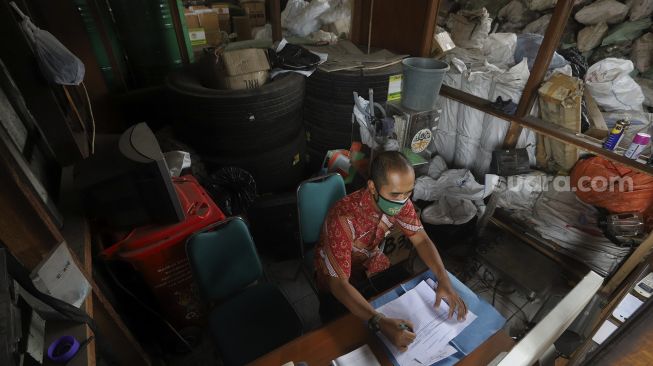 Petugas mencatat limbah elektronik (e-waste) dan limbah B3 (bahan beracun dan berbahaya) yang berada di gudang penyimpanan limbah e-waste dan limbah B3 Dinas Lingkungan Hidup DKI Jakarta, Kramat Jati, Jakarta, Kamis (19/11/2020). [Suara.com/Angga Budhiyanto]