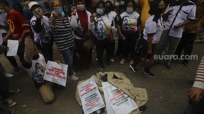 Sejumlah Relawan Satuan Tugas Penanganan COVID-19 melakukan aksi protes atas tidak tegasnya pemerintah mencegah kerumunan sejak kepulangan pemimpin Front Pembela Islam (FPI) Rizieq Shihab di depan Hotel The Media, Jakarta, Kamis (19/11/2020). [Suara.com/Angga Budhiyanto]