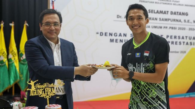 Ketua Umum PBSI Agung Firman Sampurna dan Jonatan Christie di Pelatnas CIpayung, Jakarta Timur, Kamis (19/11/2020) [Dok. PBSI]