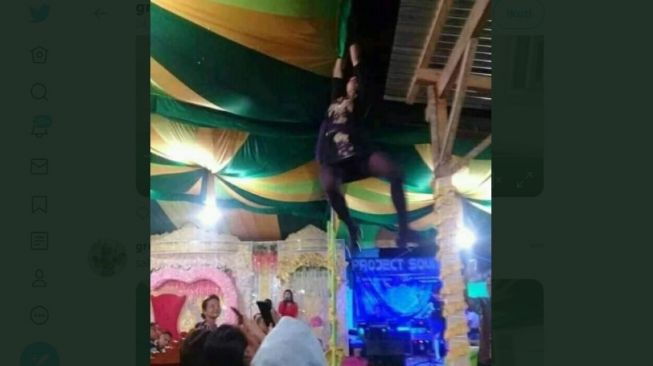 Seorang penyanyi dangdut di acara hajatan atau biduan joget sampai naik ke atas genteng