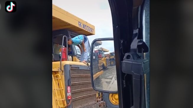 Viral Pekerja Tambang Salat di Kendaraan Alat Berat. (TikTok/@fernand_19_robay)