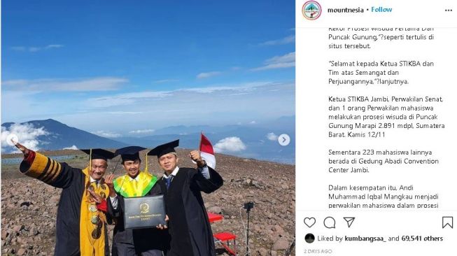 Wisuda di puncak gunung. (Instagram/@mountnesia)