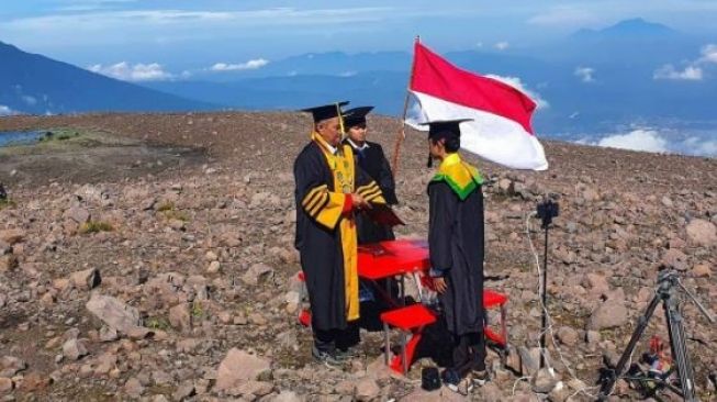 Terniat, Wisuda di Puncak Gunung Marapi sampai Sabet Rekor Muri