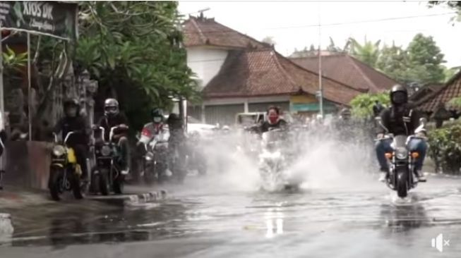 The Real Emak-emak Raja Jalanan, Konvoi Motor Aja Dilibas dengan Cara Ini