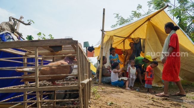 Tak Ada Bantuan, Pengungsi Banjir Cilacap Dirikan Tenda Darurat Mandiri