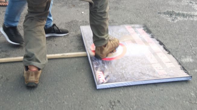 Tak Mau HRS Kunjungi Daerahnya, Demonstran Injak Poster Habib Rizieq