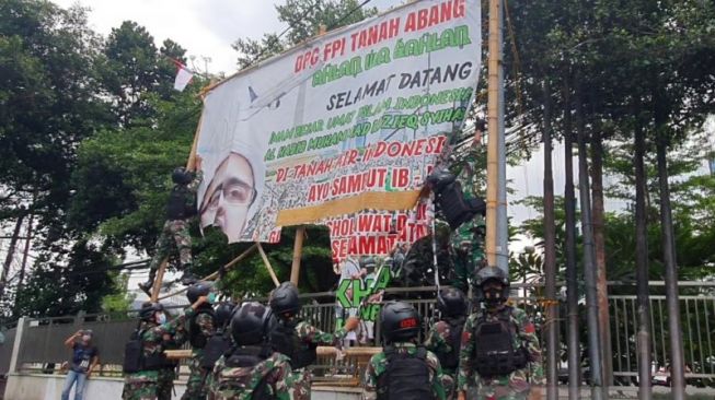 Minta FPI Turunkan Baliho Rizieq Secepatnya, Satpol PP: Ada yang Mau Roboh