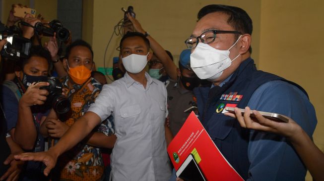 Gubernur Jawa Barat M Ridwan Kamil (tengah) tiba di kantor Bareskrim Mabes Polri, Jakarta, Jumat (20/11/2020). [ANTARA FOTO/Sigid Kurniawan]