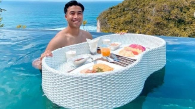 Ikutan Tren Floating Breakfast, Vidi Aldiano: Ternyata Susah Juga