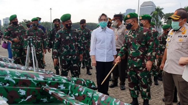 Pangdam Jaya Mayjen TNI Dudung Abdurachman (kedua dari kanan) mengecek kesiapan anggota menjaga Pilkada Serentak di Tangerang Selatan didampingi Wali Kota Tangerang Selatan Airin Rachmi di Monumen Nasional, Jumat (20/11/2020). [ANTARA/Livia Kristianti]