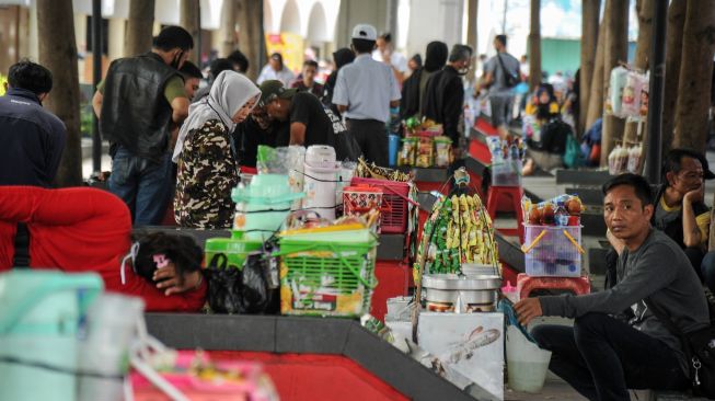 Suasana kerumunan pedagang dan warga di Alun-alun Bandung, Jawa Barat, Jumat (20/11/2020). [ANTARA FOTO/Raisan Al Farisi]