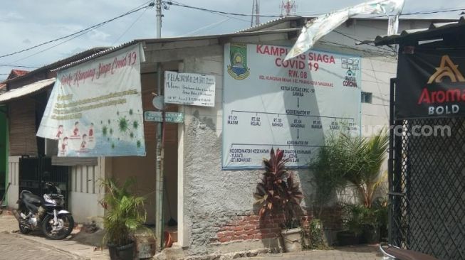 Suasana sekitar rumah korban Y, wanita yang ditemukan mengambang telah jadi mayat di Situ Cipondoh, di Kecamatan Pinang, Kota Tangerang, Jumat (20/11/2020). [Suara.com/Ridsha Vimanda Nasution]