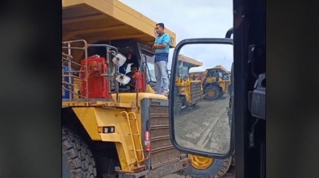 Viral Pekerja Tambang Salat di Atas Kendaraan Alat Berat, Publik Salut