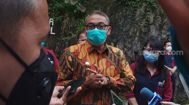 Wakil Bupati Bogor Iwan Setiawan di kantor Bupati Bogor, Jawa Barat, Jumat (20/10/2020). [Suara.com/Andi Ahmad Sulaendi]