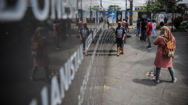 Warga beraktivitas di Alun-alun Bandung, Jawa Barat, Jumat (20/11/2020). [ANTARA FOTO/Raisan Al Farisi]
